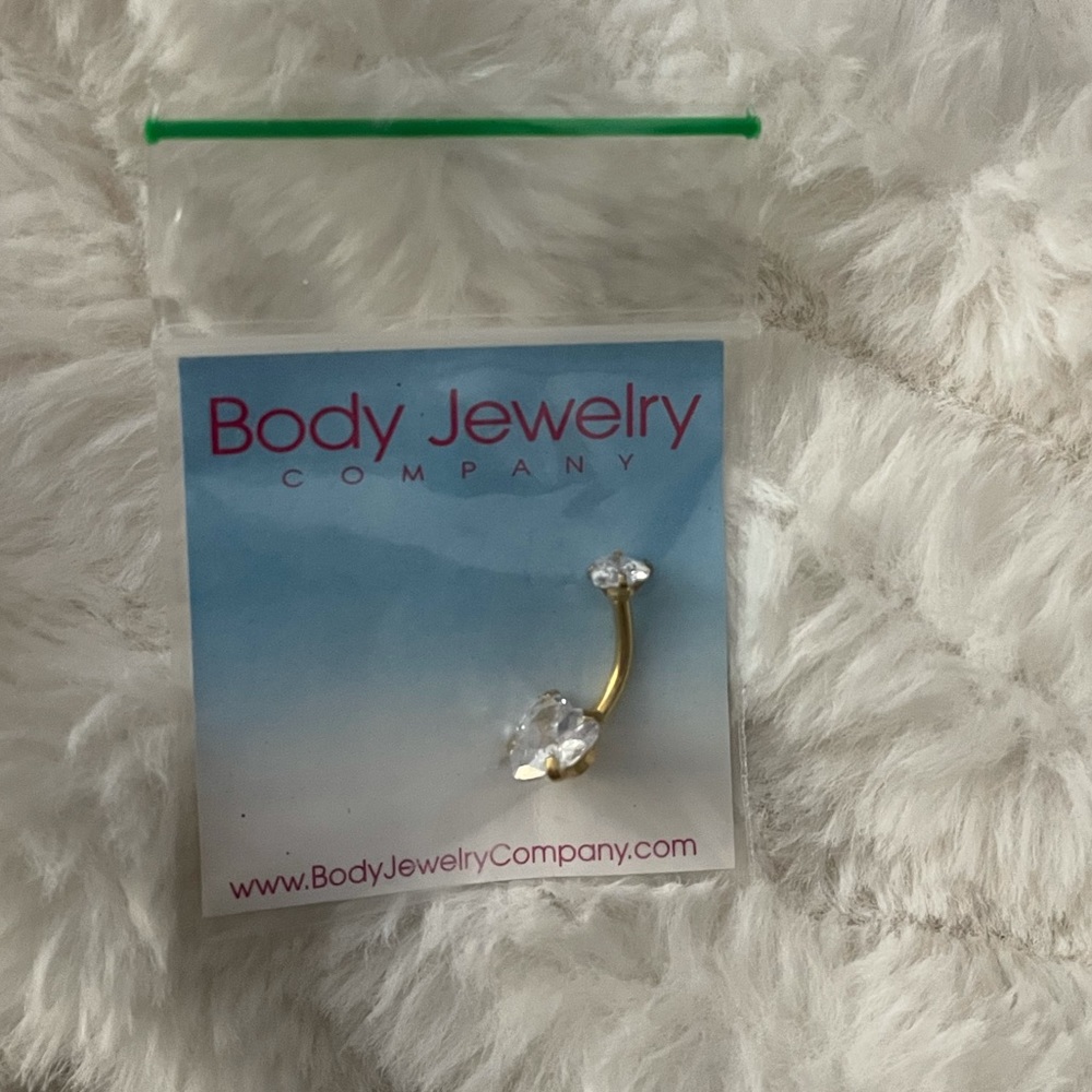 NEE Belly button piercing
